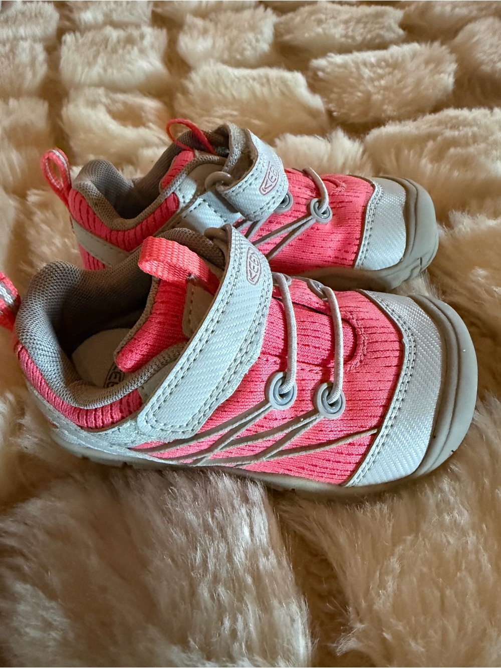 Keen Kids Pink and Gray Like-New Athletic Sneakers Size: Little kids 7
